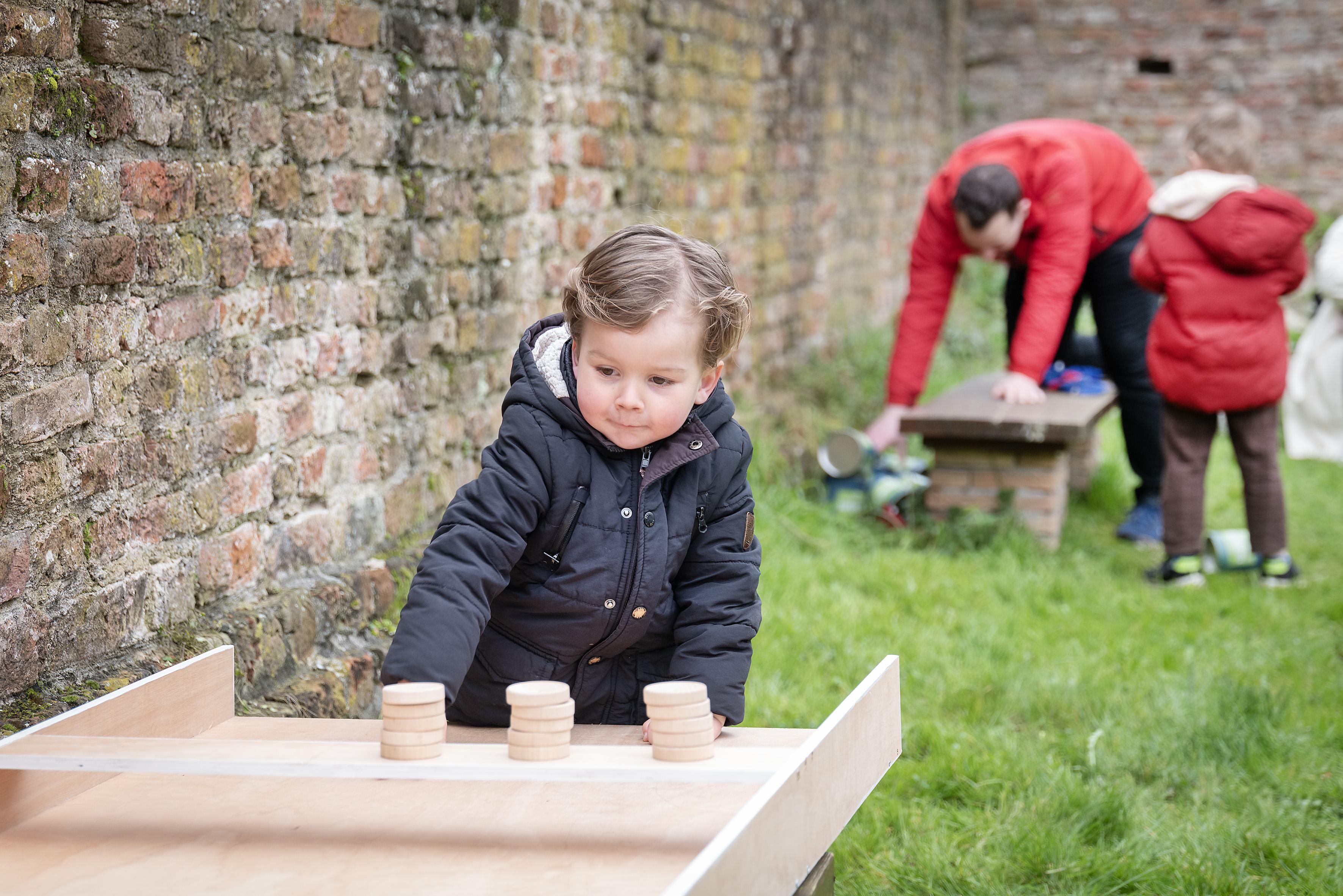 Ruïne van Brederode in Santpoort-Zuid gaat voor wederopstanding. Tientallen kinderen zoeken op tweed